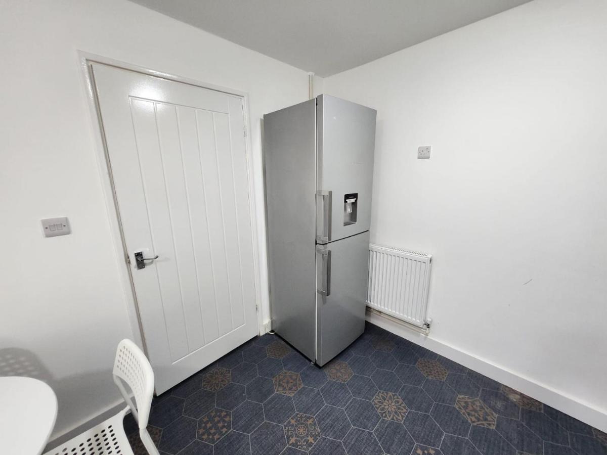 4 Bedroom 2 Bathroom Shared House - Near Bhx And Nec Birmingham Exterior foto
