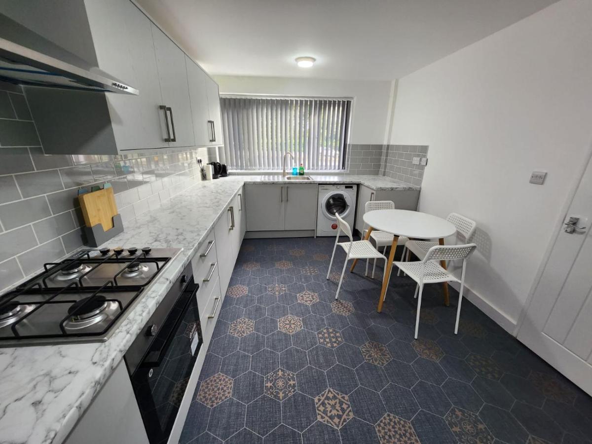 4 Bedroom 2 Bathroom Shared House - Near Bhx And Nec Birmingham Exterior foto